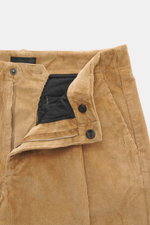 Nahaufnahme der geöffneten Bund- und Verschlussdetails der Dondup Cordhose 'Ben' beige aus reiner Baumwolle, Tapered Fit, mit Reißverschluss, Slide Button und weichem Griff.