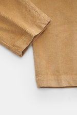 Dondup Cordhose 'Ben' beige im Close-up von unten, Cord aus reiner Baumwolle, weich, leicht elastisch, Tapered Fit, knöchellang, Bundfalte, Taschen, Metall-Initial.