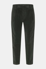 Dondup Cordhose 'Ben' dunkelgrün, frontale Nahaufnahme, Cord aus reiner Baumwolle, weich, leicht elastisch, Tapered Fit, knöchellang, Bundfalte, französische Taschen, Gesäßtaschen mit Knopf, Metall-Initial, Reißverschluss mit Slide Button.