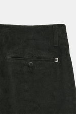 Dondup Cordhose 'Ben' dunkelgrün aus reiner Baumwolle, Detailaufnahme von hinten oben, weicher Griff, Tapered Fit, Bundfalte, französische Taschen, Metall-Initial.