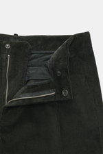 Dondup Cordhose 'Ben' dunkelgrün, Detailaufnahme von oben, Cord aus reiner Baumwolle, leicht elastisch, weicher Griff, Reißverschluss, Slide Button.