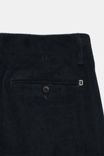 Dondup Cordhose 'Ben' petrol, Detailaufnahme von hinten oben, Cord aus reiner Baumwolle, weicher Griff, Knopf-Gesäßtasche mit Metall-D, Tapered Fit.