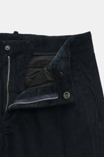 Dondup Cordhose 'Ben' petrol aus reiner Baumwolle, Cord, weicher Griff, leicht elastisch, Tapered Fit, knöchellang, Reißverschluss, Slide Button, Bundfalte, Taschen, Metall-Initial, Nahaufnahme von oben.