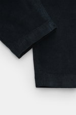 Dondup Cordhose 'Ben' petrol im Detail, Nahaufnahme der knöchellangen, sehr schmal zulaufenden Cordhose aus reiner Baumwolle mit weichem Griff.
