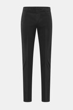 Dondup Chino 'Gaubert' schwarz, frontale Nahaufnahme, elastische Baumwolle, Slim Fit, schmal geschnittene Wade, Reißverschluss, Slide Button, französische Taschen, Gesäßtaschen mit Knopf, typisches Metall-Initial.