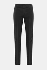 Dondup Chino 'Gaubert' schwarz, frontale Nahaufnahme, elastische Baumwolle, Slim Fit, schmal geschnittene Wade, Reißverschluss, Slide Button, französische Taschen, Gesäßtaschen mit Knopf, typisches Metall-Initial.