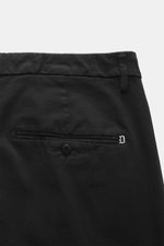 Dondup Chino 'Gaubert' schwarz, Detailaufnahme von hinten oben, elastische Baumwolle, Slim Fit, schmal geschnittene Wade, Reißverschluss, Slide Button, französische Taschen, Gesäßtaschen mit Knopf, typisches Metall-Initial.