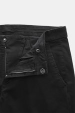 Dondup Chino 'Gaubert' schwarz, Detailaufnahme von oben mit offenem Reißverschluss und Slide Button, elastische Baumwolle, Slim Fit, schmal geschnittene Wade, französische Taschen, Gesäßtaschen mit Knopf, typisches Metall-Initial.