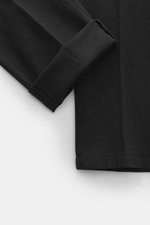 Dondup Chino 'Gaubert' schwarz, Detailaufnahme der Beinenden von oben, elastische Baumwolle, Slim Fit, schmal geschnittene Wade, Reißverschluss, Slide Button, französische Taschen, Gesäßtaschen mit Knopf, Metall-Initial.