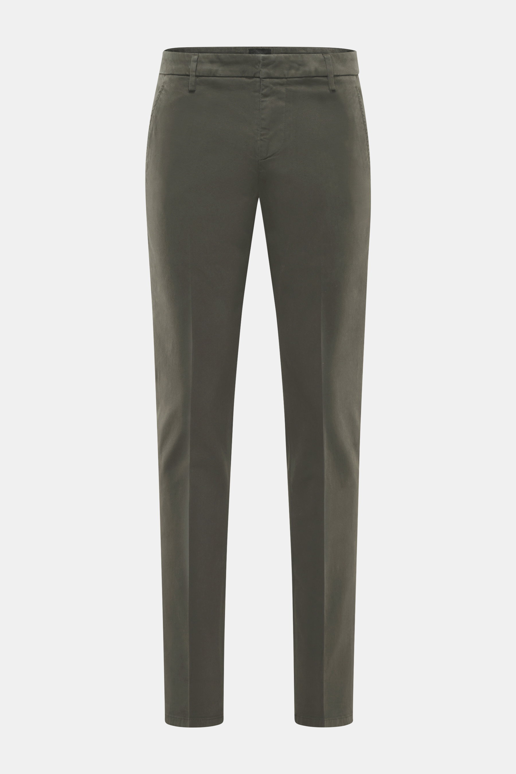 Dondup Chino 'Gaubert' dunkelgrau, frontal fotografiert, aus elastischer Baumwolle, Slim Fit, schmal geschnittene Wade, mit Reißverschluss, Slide Button, französischen Taschen, Gesäßtaschen mit Knopf und typischem Metall-Initial.