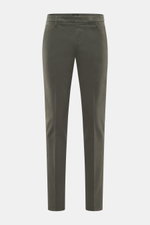 Dondup Chino 'Gaubert' dunkelgrau, frontal fotografiert, aus elastischer Baumwolle, Slim Fit, schmal geschnittene Wade, mit Reißverschluss, Slide Button, französischen Taschen, Gesäßtaschen mit Knopf und typischem Metall-Initial.