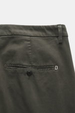 Dondup Chino 'Gaubert' dunkelgrau, Detailansicht von hinten oben, elastische Baumwolle, Slim Fit, schmal geschnittene Wade, Reißverschluss, Slide Button, französische Taschen, Gesäßtaschen mit Knopf, typisches Metall-Initial.