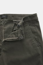 Dondup Chino 'Gaubert' dunkelgrau von oben fotografiert, elastische Baumwolle, Slim Fit, schmal geschnittene Wade, Reißverschluss und Slide Button, französische Taschen, Gesäßtaschen mit Knopf, typisches Metall-Initial.