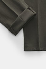 Dondup Chino 'Gaubert' dunkelgrau aus elastischer Baumwolle, Slim Fit, schmal geschnittene Wade, Detailansicht der Beinumschlag-Naht, Reißverschluss, Slide Button, französische Taschen, Gesäßtaschen mit Knopf, typisches Metall-Initial.