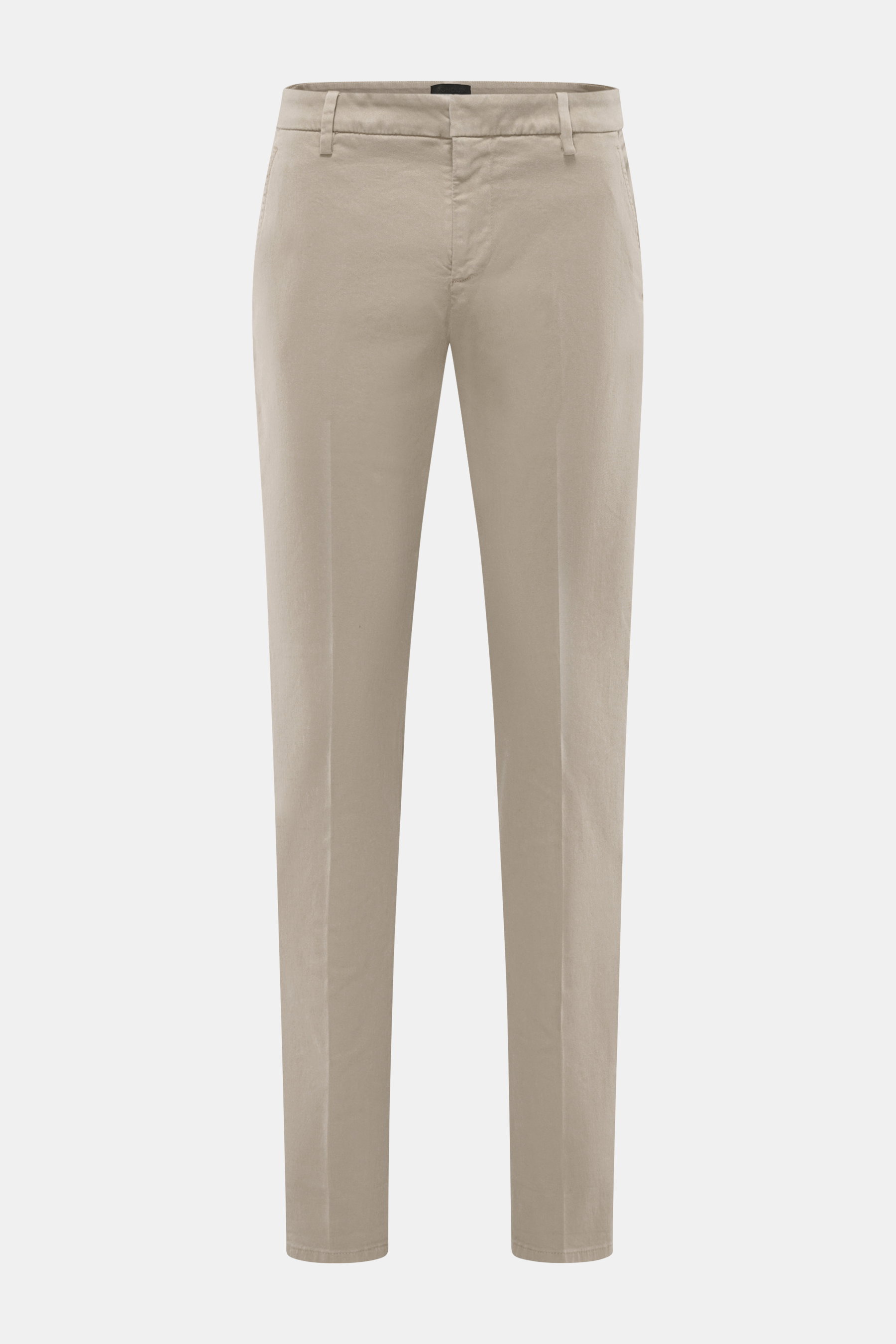 Dondup Chino 'Gaubert' beige, frontal fotografiert, Slim Fit mit elastischer Baumwolle, schmaler Wade, Reißverschluss, Slide Button, französischen und Gesäßtaschen mit Knopf, Metall-Initial.