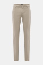 Dondup Chino 'Gaubert' beige, frontal fotografiert, Slim Fit mit elastischer Baumwolle, schmaler Wade, Reißverschluss, Slide Button, französischen und Gesäßtaschen mit Knopf, Metall-Initial.