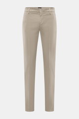 Dondup Chino 'Gaubert' beige, frontal fotografiert, Slim Fit mit elastischer Baumwolle, schmaler Wade, Reißverschluss, Slide Button, französischen und Gesäßtaschen mit Knopf, Metall-Initial.