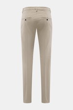 Dondup Chino 'Gaubert' beige, Rückansicht, Slim Fit, elastische Baumwolle, schmal geschnittene Wade, Reißverschluss, Slide Button, französische Taschen, Gesäßtaschen mit Knopf, Metall-Initial.
