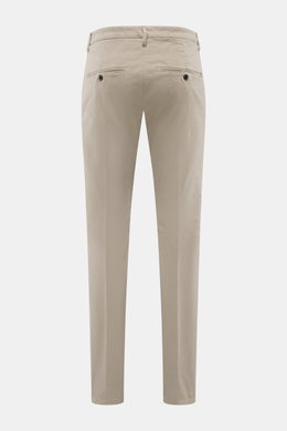 Dondup Chino 'Gaubert' beige, Rückansicht, Slim Fit, elastische Baumwolle, schmal geschnittene Wade, Reißverschluss, Slide Button, französische Taschen, Gesäßtaschen mit Knopf, Metall-Initial.
