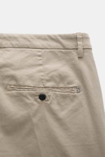 Dondup Chino 'Gaubert' beige aus elastischer Baumwolle, Detailansicht von hinten mit französischen Taschen, Knopf-Gesäßtaschen, Metall-Initial, Slim Fit, schmal geschnittene Wade, Reißverschluss und Slide Button.