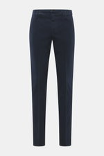 Dondup Chino 'Gaubert' navy von vorne fotografiert, aus elastischer Baumwolle, Slim Fit, schmal geschnittene Wade, mit Reißverschluss, Slide Button, französischen Taschen, Gesäßtaschen mit Knopf und Metall-Initial.