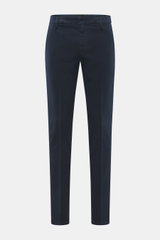 Dondup Chino 'Gaubert' navy von vorne fotografiert, aus elastischer Baumwolle, Slim Fit, schmal geschnittene Wade, mit Reißverschluss, Slide Button, französischen Taschen, Gesäßtaschen mit Knopf und Metall-Initial.