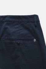 Dondup Chino 'Gaubert' navy aus elastischer Baumwolle, Slim Fit, schmal geschnittene Wade, Reißverschluss, Slide Button, französische Taschen, Gesäßtaschen mit Knopf und Metall-Initial, Rückansicht.