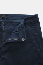 Dondup Chino 'Gaubert' navy aus elastischer Baumwolle, Slim Fit, schmal geschnittene Wade, Reißverschluss, Slide Button, französische Taschen, Gesäßtaschen mit Knopf, typisches Metall-Initial, Nahaufnahme des geöffneten Bunds.
