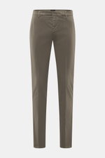 Dondup Chino 'Gaubert' graugrün, Slim Fit, elastische Baumwolle, schmal geschnittene Wade, Reißverschluss, Slide Button, französische Taschen, Gesäßtaschen mit Knopf, Metall-Initial, frontale Ansicht.