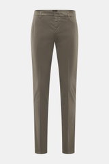 Dondup Chino 'Gaubert' graugrün, Slim Fit, elastische Baumwolle, schmal geschnittene Wade, Reißverschluss, Slide Button, französische Taschen, Gesäßtaschen mit Knopf, Metall-Initial, frontale Ansicht.