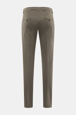 Dondup Chino 'Gaubert' graugrün von hinten, Slim Fit, elastische Baumwolle, schmal geschnittene Wade, Reißverschluss, Slide Button, französische Taschen, Gesäßtaschen mit Knopf, Metall-Initial.