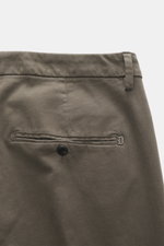 Dondup Chino 'Gaubert' graugrün von hinten, Detailaufnahme mit elastischer Baumwolle, Slim Fit, schmal geschnittener Wade, Reißverschluss, Slide Button, französischen Taschen, Gesäßtaschen mit Knopf und typischem Metall-Initial.