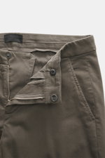 Dondup Chino 'Gaubert' graugrün, Nahaufnahme Frontansicht, elastische Baumwolle, Slim Fit, schmal geschnittene Wade, Reißverschluss, Slide Button, französische Taschen, Gesäßtaschen mit Knopf, typisches Metall-Initial.