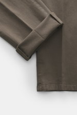 Dondup Chino 'Gaubert' graugrün, Detailaufnahme von unten schräg, elastische Baumwolle, Slim Fit, schmal geschnittene Wade, typische Taschen, Metall-Initial.