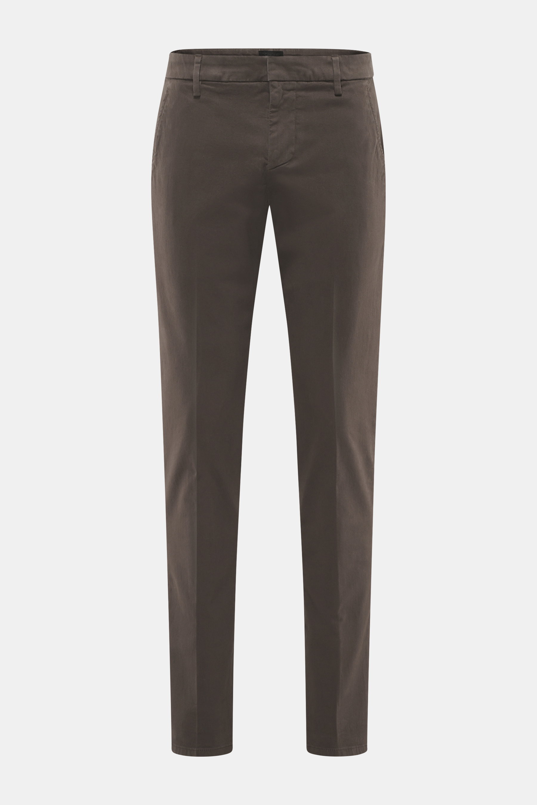Dondup Chino 'Gaubert' dunkelbraun, frontal fotografiert, aus elastischer Baumwolle, Slim Fit, schmal geschnittene Wade, mit Reißverschluss, Slide Button, französischen Taschen, Gesäßtaschen mit Knopf und typischem Metall-Initial.
