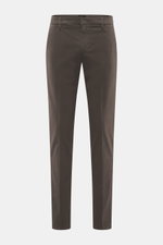 Dondup Chino 'Gaubert' dunkelbraun, frontal fotografiert, aus elastischer Baumwolle, Slim Fit, schmal geschnittene Wade, mit Reißverschluss, Slide Button, französischen Taschen, Gesäßtaschen mit Knopf und typischem Metall-Initial.
