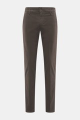 Dondup Chino 'Gaubert' dunkelbraun, frontal fotografiert, aus elastischer Baumwolle, Slim Fit, schmal geschnittene Wade, mit Reißverschluss, Slide Button, französischen Taschen, Gesäßtaschen mit Knopf und typischem Metall-Initial.