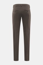 Dondup Chino 'Gaubert' dunkelbraun, Rückansicht, elastische Baumwolle, Slim Fit, schmal geschnittene Wade, Reißverschluss, Slide Button, französische Taschen, Gesäßtaschen mit Knopf, typisches Metall-Initial.