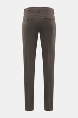 Dondup Chino 'Gaubert' dunkelbraun, Rückansicht, elastische Baumwolle, Slim Fit, schmal geschnittene Wade, Reißverschluss, Slide Button, französische Taschen, Gesäßtaschen mit Knopf, typisches Metall-Initial.