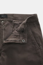 Nahaufnahme der geöffneten Dondup Chino 'Gaubert' dunkelbraun mit elastischer Baumwolle, Slim Fit, schmal geschnittener Wade, Reißverschluss, Slide Button, französischen Taschen, Gesäßtaschen mit Knopf und typischem Metall-Initial, frontale Perspektive.