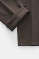 Dondup Chino 'Gaubert' dunkelbraun, Detailaufnahme von unten schräg, elastische Baumwolle, Slim Fit, schmal geschnittene Wade, Reißverschluss, Slide Button, französische Taschen, Gesäßtaschen mit Knopf, typisches Metall-Initial.