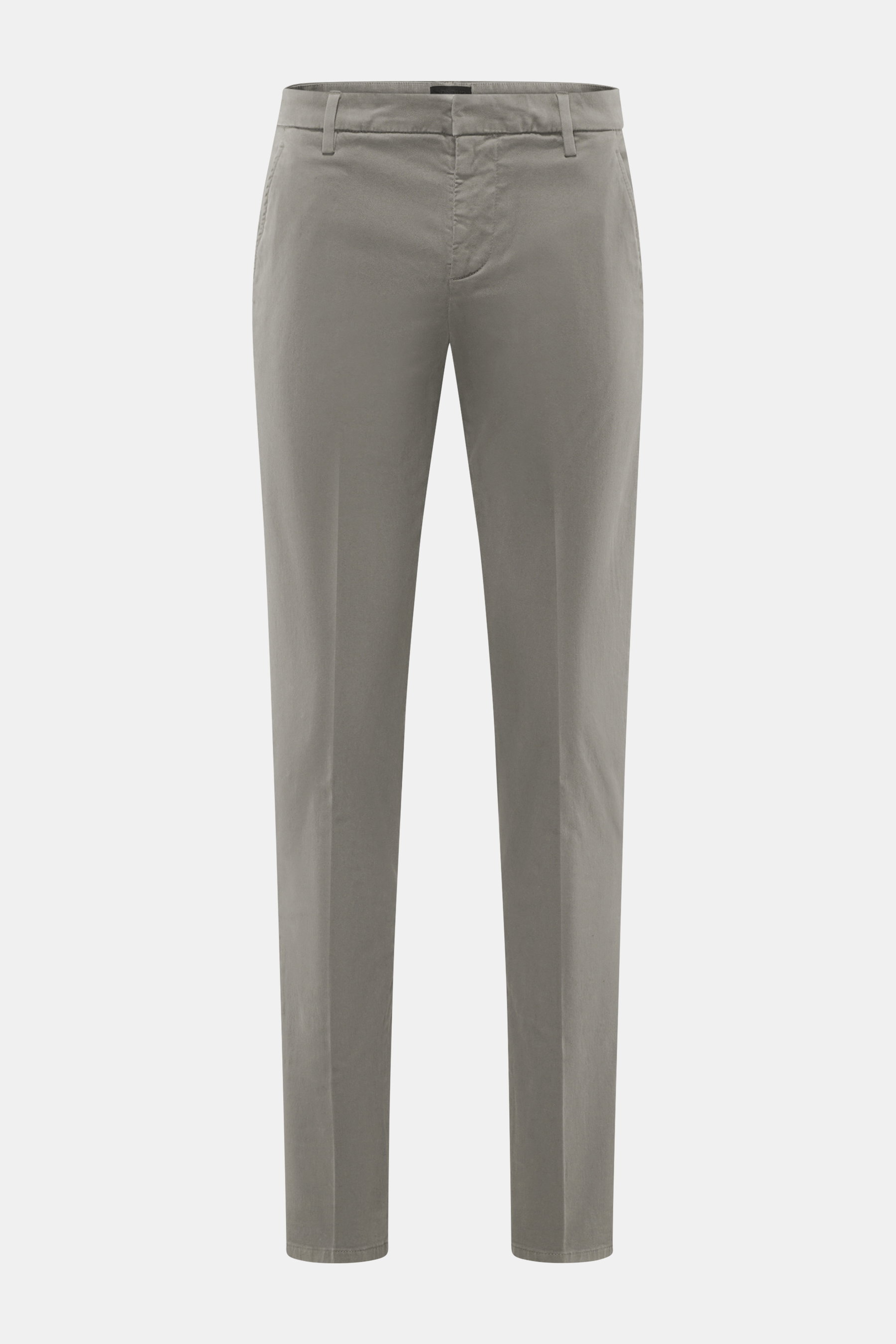 Dondup Chino 'Gaubert' grau, frontale Nahaufnahme, elastische Baumwolle, Slim Fit, schmal geschnittene Wade, Reißverschluss, Slide Button, französische Taschen, Gesäßtaschen mit Knopf, Metall-Initial.