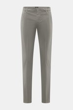 Dondup Chino 'Gaubert' grau, frontale Nahaufnahme, elastische Baumwolle, Slim Fit, schmal geschnittene Wade, Reißverschluss, Slide Button, französische Taschen, Gesäßtaschen mit Knopf, Metall-Initial.
