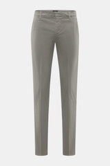 Dondup Chino 'Gaubert' grau, frontale Nahaufnahme, elastische Baumwolle, Slim Fit, schmal geschnittene Wade, Reißverschluss, Slide Button, französische Taschen, Gesäßtaschen mit Knopf, Metall-Initial.