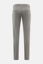 Dondup Chino 'Gaubert' grau, Rückansicht, elastische Baumwolle, Slim Fit, schmal geschnittene Wade, Reißverschluss, Slide Button, französische Taschen, Gesäßtaschen mit Knopf, Metall-Initial.
