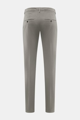 Dondup Chino 'Gaubert' grau, Rückansicht, elastische Baumwolle, Slim Fit, schmal geschnittene Wade, Reißverschluss, Slide Button, französische Taschen, Gesäßtaschen mit Knopf, Metall-Initial.