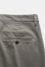 Dondup Chino 'Gaubert' grau, Detailansicht von hinten, schmal geschnittene Wade, elastische Baumwolle, französische Taschen, Gesäßtaschen mit Knopf, Metall-Initial, Reißverschluss und Slide Button, Slim Fit.