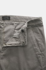 Dondup Chino 'Gaubert' grau, Nahaufnahme von oben, elastische Baumwolle, Slim Fit, schmal geschnittene Wade, Reißverschluss, Slide Button, französische Taschen, Gesäßtaschen mit Knopf, Metall-Initial.