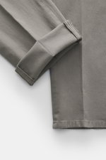 Nahaufnahme der Dondup Chino 'Gaubert' grau, schmal geschnittene Wade, elastische Baumwolle, Detailansicht vom Bein mit Saum.