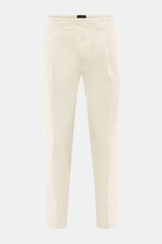 Dondup Chino 'Ben' creme, frontale Nahaufnahme, twill Baumwolle Lyocell, leicht elastisch, weicher Griff, garment dyed, tapered Fit, knöchellang, Bundfalte, Taschen, Metall-Initial.
